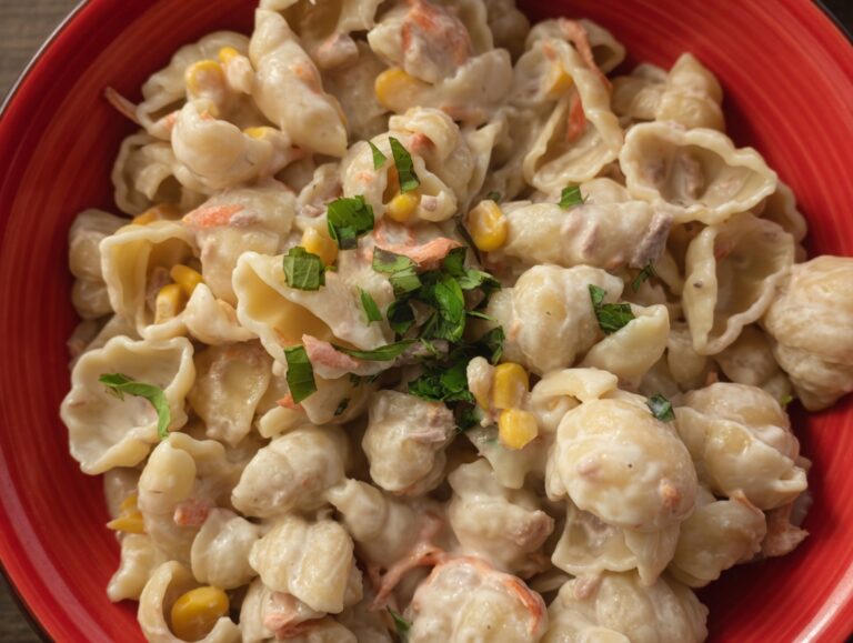 Pasta cremosa con atún y maíz
